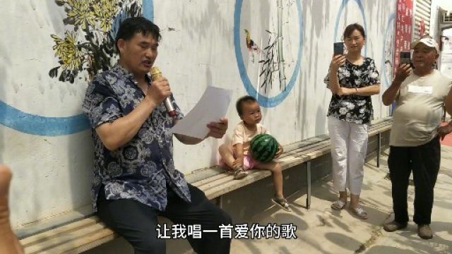 大衣哥家门口今天又是人山人海,原来大衣哥在开个人演唱会