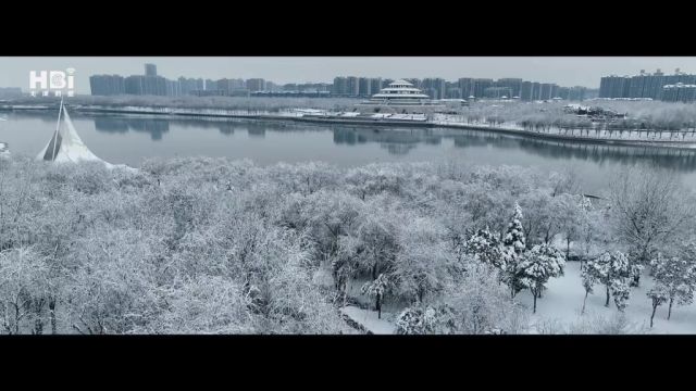 雪后的宛如一幅水墨画卷,洁白的雪花覆盖着城市,将一切装点得如诗如画