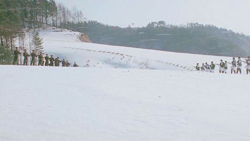 边防军荷枪实弹在风雪中对峙，下一秒笑掉大牙