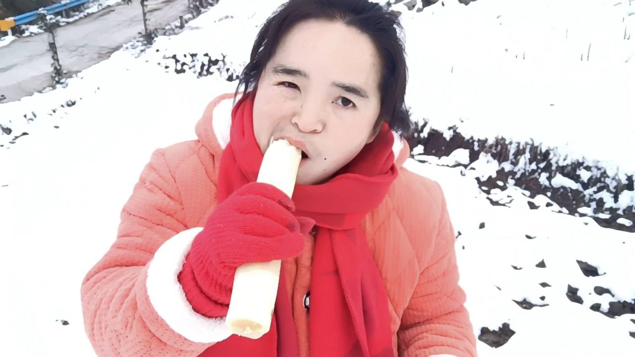 贵州冰天雪地,苗大姐雪中拔萝卜,啃甘蔗,冰爽得很