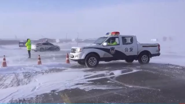 受新一轮冷空气影响,新疆阿勒泰吉木乃县突发强风吹雪