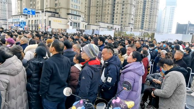 大年初一,郑州大观音寺差点就被挤爆了,人山人海,多到难以置信