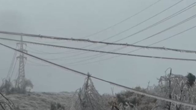 江西德安:冻雨致山区高压线覆冰,无人机除冰保线路