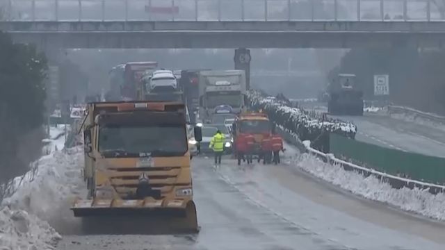 湖北荆门:雨雪冰冻致高速通行受阻,全力除冰雪抢通