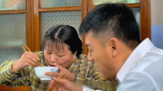 妻子像老母猪一样噗嗤噗嗤吃饭,丝毫没有察觉一旁的丈夫嫌弃到了极点