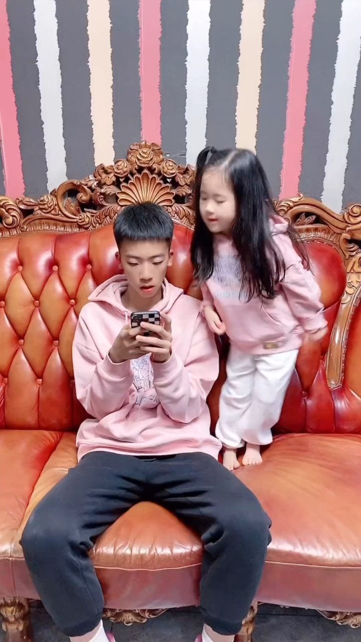 还没开始就结束啦最后被哥哥的举动瞬间感动到啦宠妹狂魔相差岁的兄妹