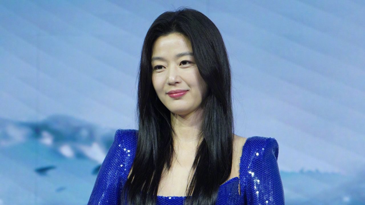 全智贤蓝色亮片裙出席上海活动,42岁怼脸状态超能打,梦回千颂伊