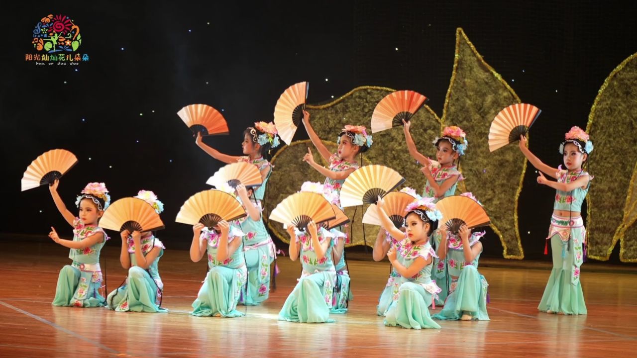 少儿群舞《粉墨花旦》是一支戏曲舞蹈,小演员们进行戏曲的传统装扮,一