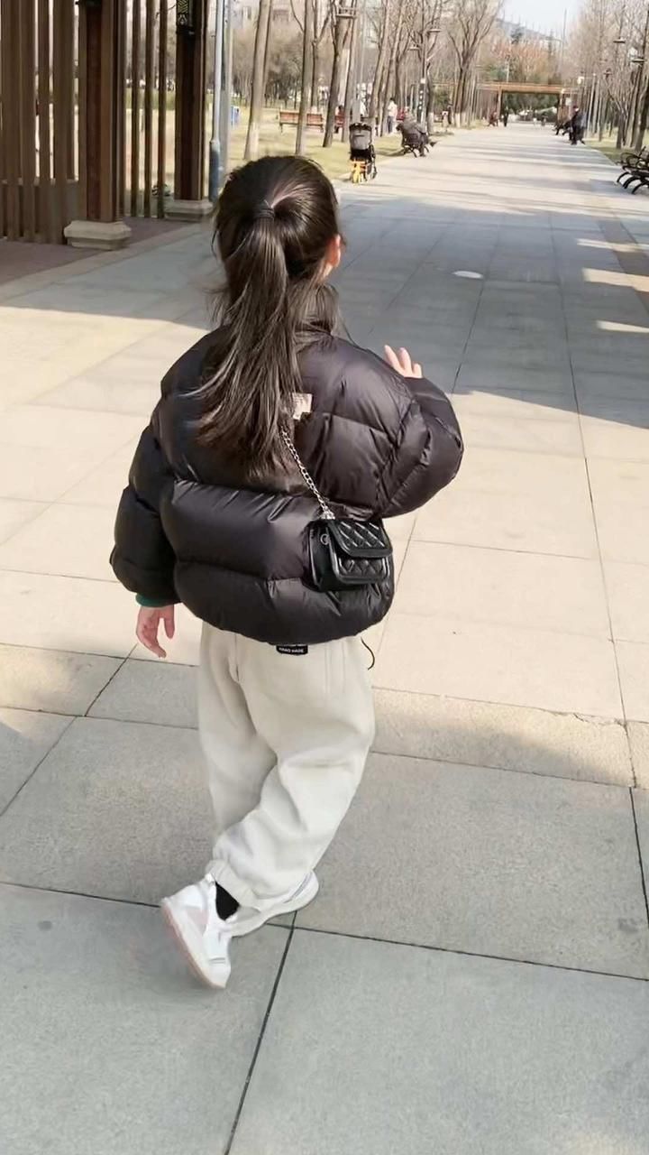 六六妞小仙女: 穿的厚也不影响我跳舞#浅跳一下 #萌娃日常