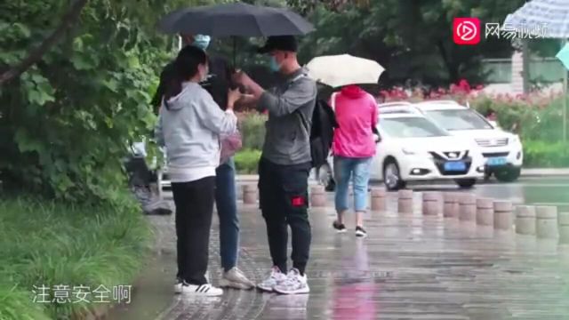 雨天看到孕妇的伞坏了,有陌生人直接把自己的伞递给了她