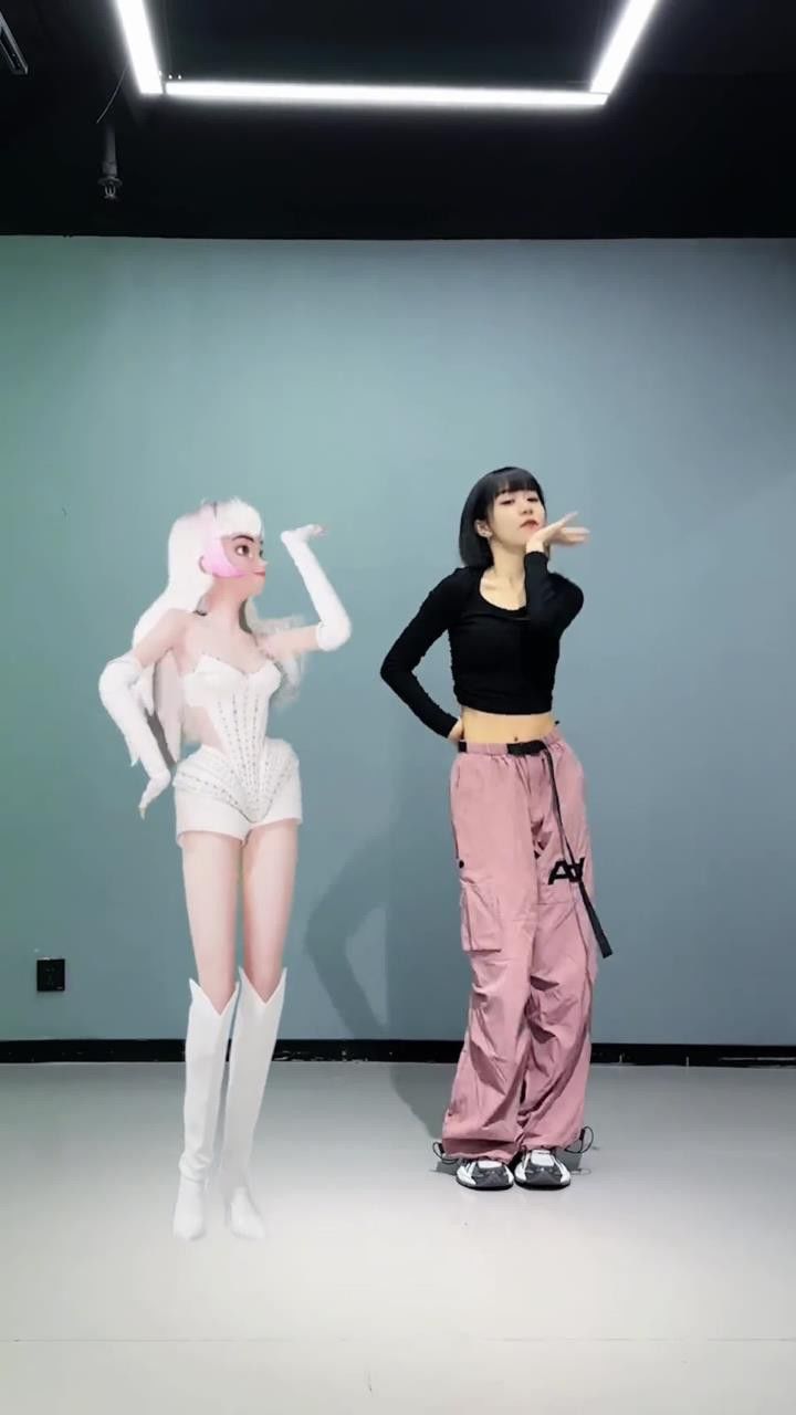 和美女一起跳舞