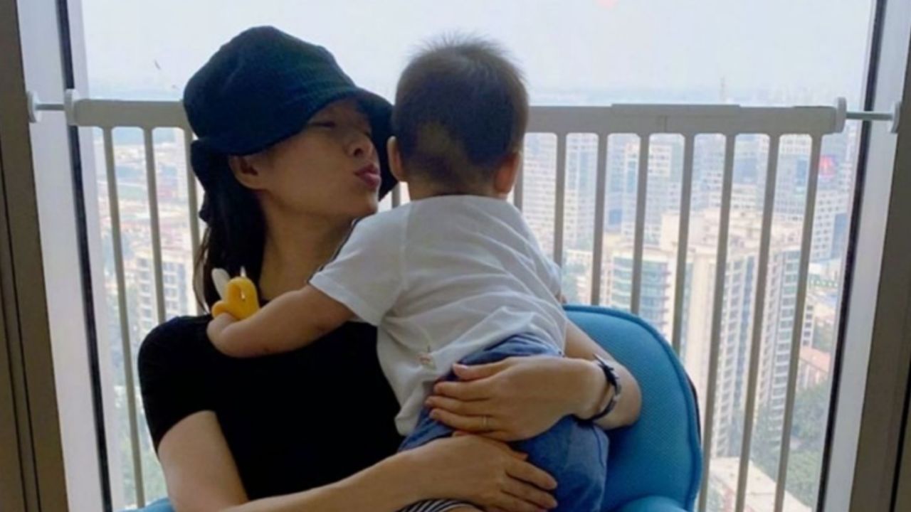 章子怡带着儿子参加杀青宴,抱娃离场臂力惊人,一脸素颜状态回春