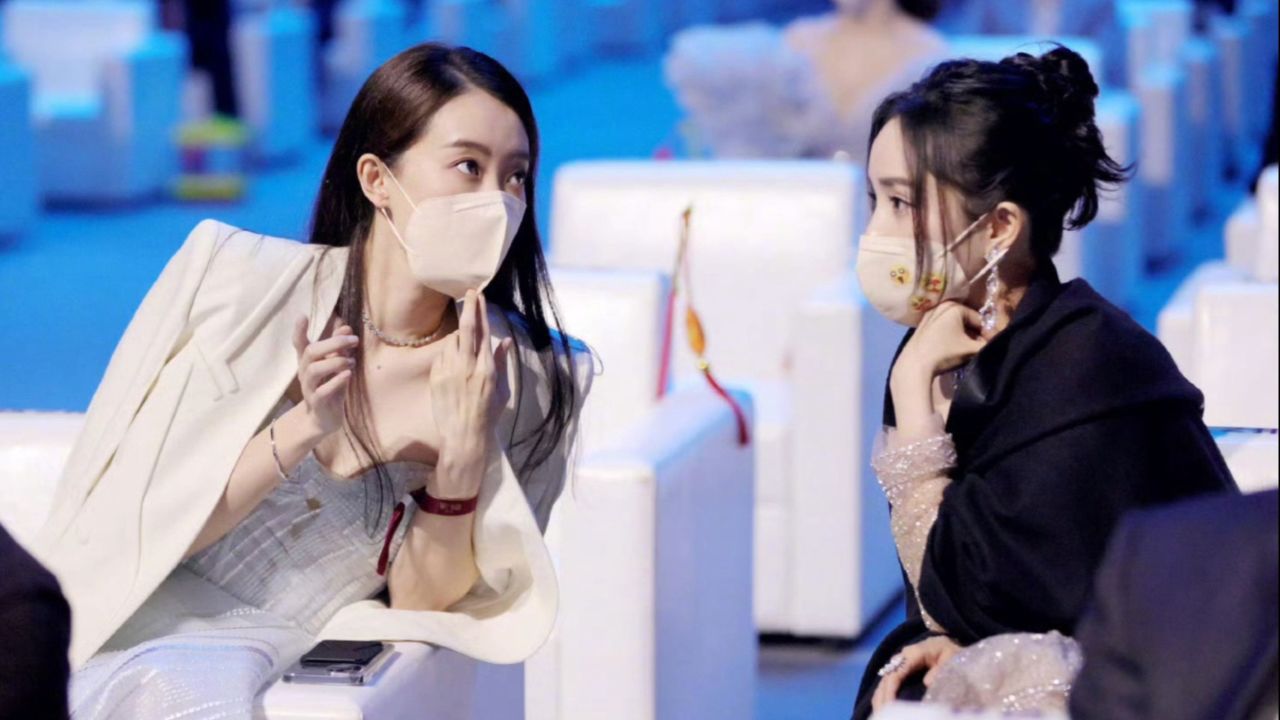 杨幂与张小斐聚餐,挽手热聊宛如亲姐妹,两人曾是大学室友多张清纯合照