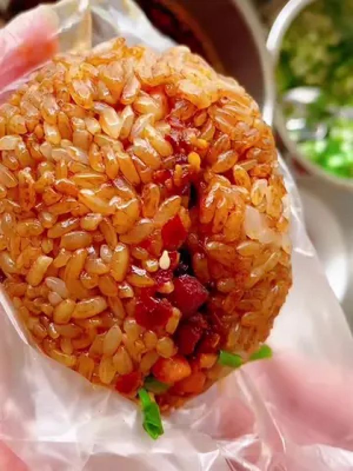 馋了很久的贵阳糯米饭 ,10块一个加咸蛋黄,甜肠,折耳根和引子,吃起来