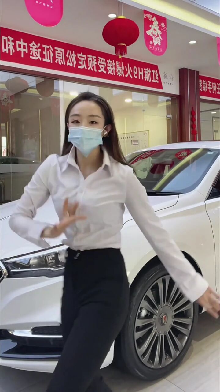 美女卖车有一招,看到这样的销售,哪个客户不会买单