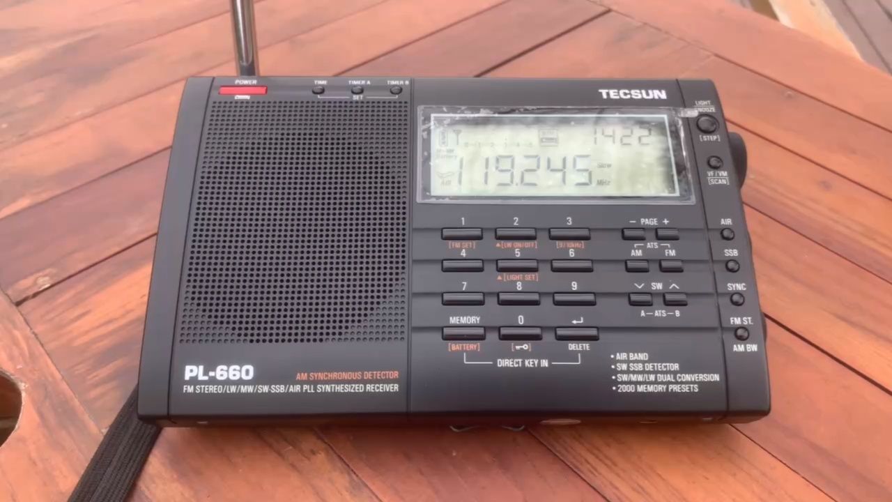 民航飞机在飞行,德生pl660收听塔台指挥和飞行员通话.