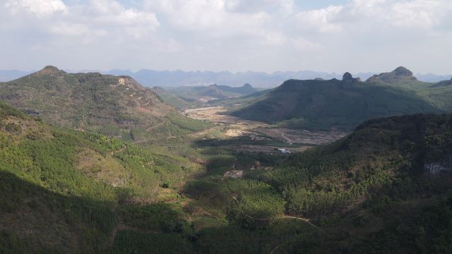 广西留题武官坐堂地欣赏,配剑在侧,雄兵阵列,风景名不虚传