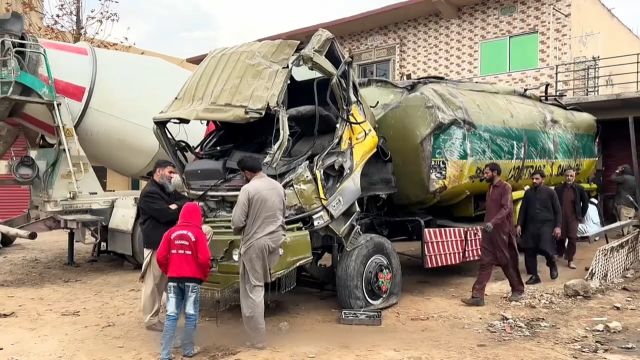 手工修复油罐车