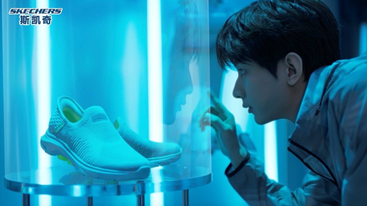 斯凯奇品牌代言人成毅 已打开闪穿科技传送门