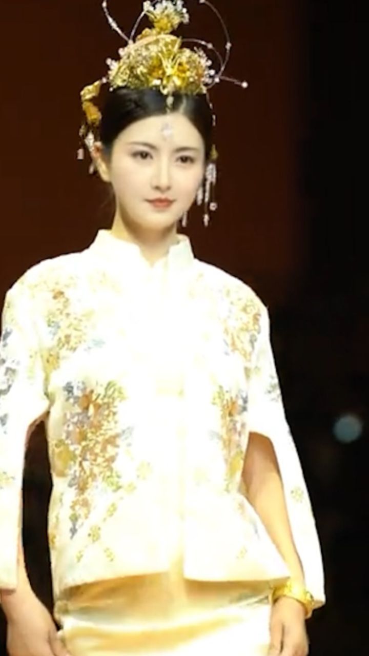 "眉姐姐"扮演者斓曦上海时装周着新中式礼服走秀:你追你的西方韵,我做