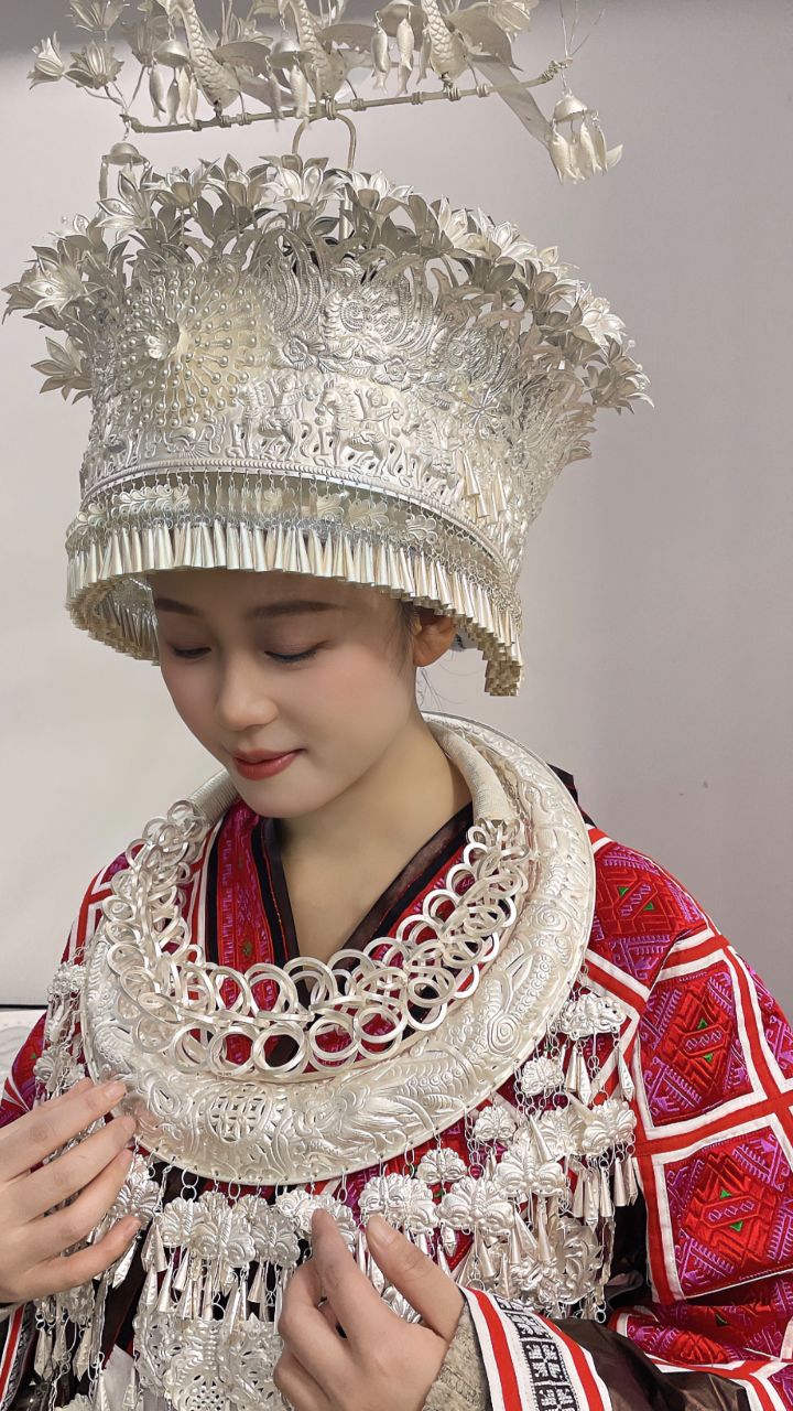 湘湘的晚安系列|女生收到男友妈妈历时两个月手工制作的苗族服饰