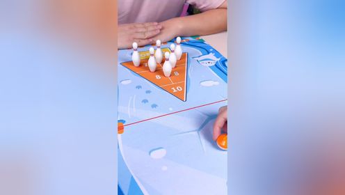 西瓜哥和橘子妹玩冰壶和保龄球