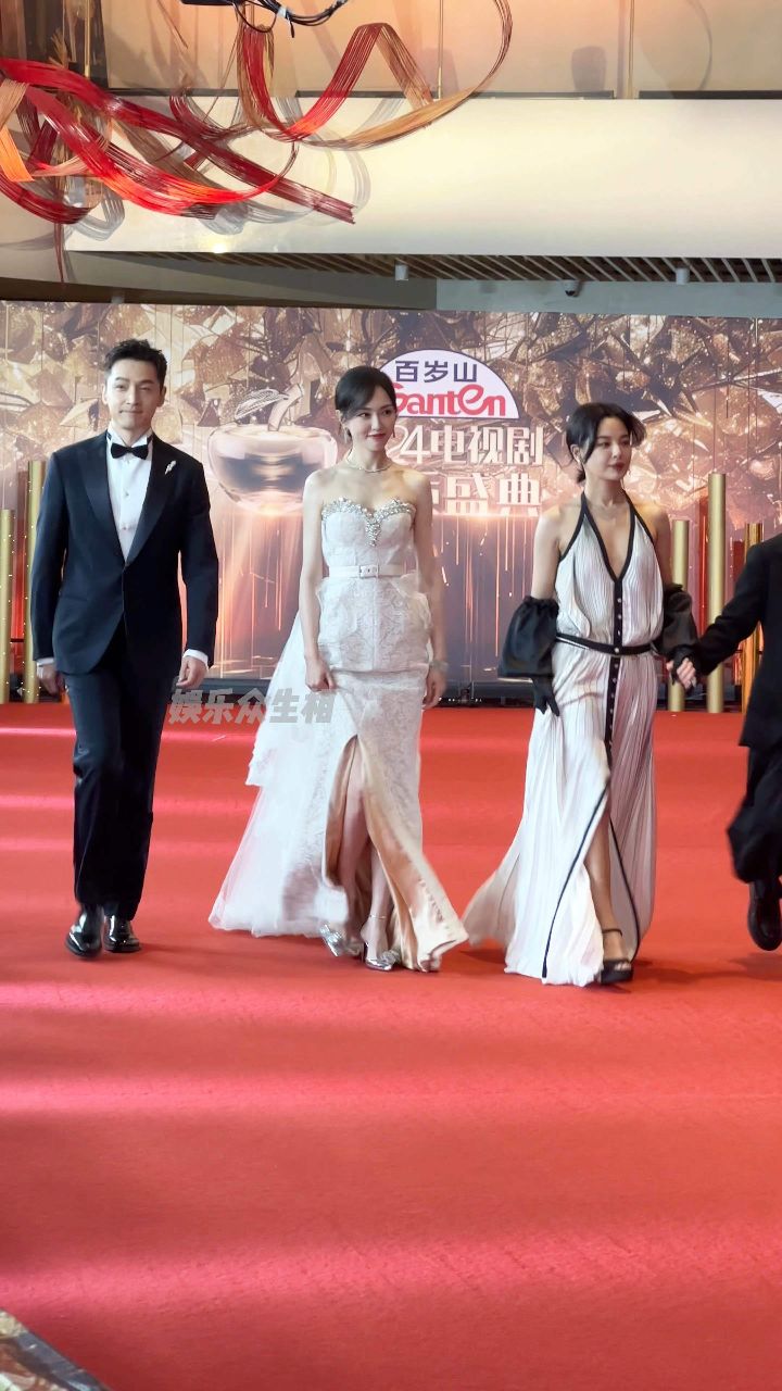 胡歌 #唐嫣 #辛芷蕾 《繁花》剧组同框亮相 画面好美