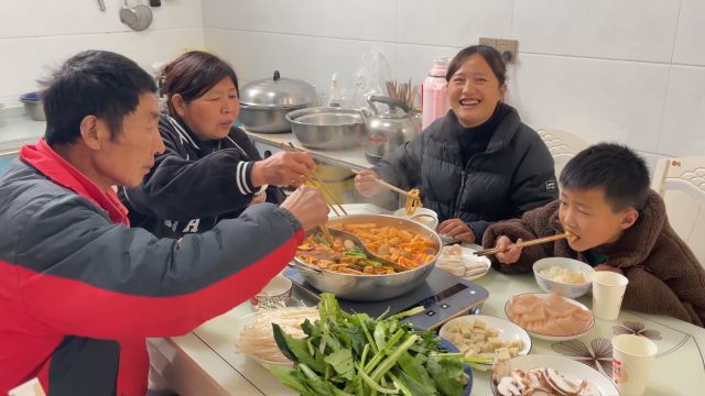 还没吃过宁夏辣糊糊,媳妇准备15样食材做一顿尝尝,味道还不错