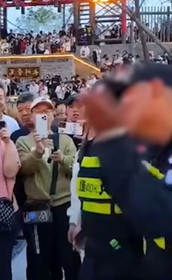 王婆说媒现场保安与游客发生矛盾,保安自扇耳光下跪向游客道歉,多方