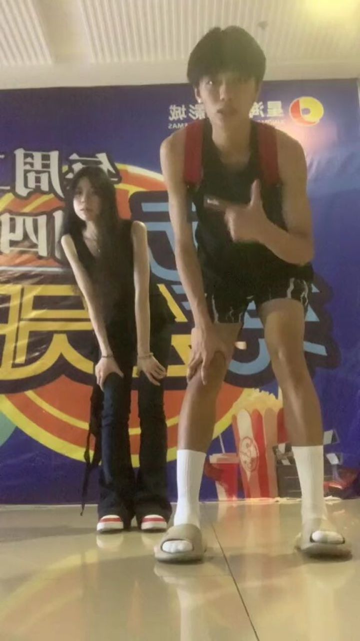 小情侣都会摇两下摇子上线