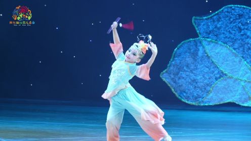 少儿独舞《灵》是一支中国舞，这支舞蹈多给人柔美、内秀、灵巧、朴素的印象,之所以会呈现出这样的风格,这与当时的生活的环境不无关系，小演员可了解一下背后的风俗文化。