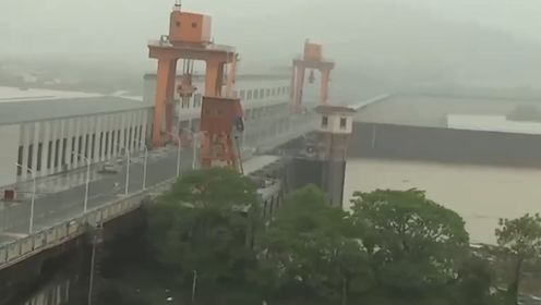 广东70个暴雨预警信号生效中 部分河流现超警洪水 飞来峡紧急开闸泄洪