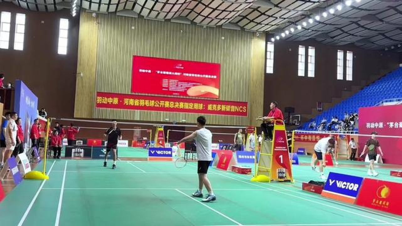 省队退役运动员vs高水平特招生,河南省羽毛球公开赛决赛现场#羽毛球