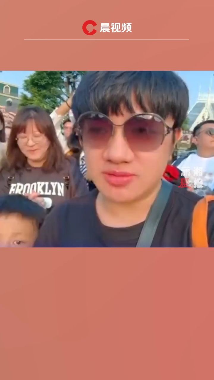 王祖蓝在香港被放假的广西人包围了:下次来给我带点酸嘢