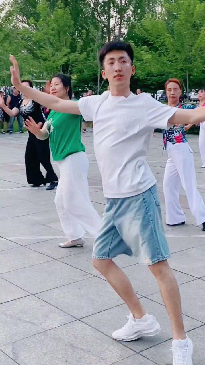 吉舞小王子果果领舞,真帅!