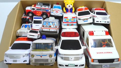 急救车的玩具放入了很多箱子