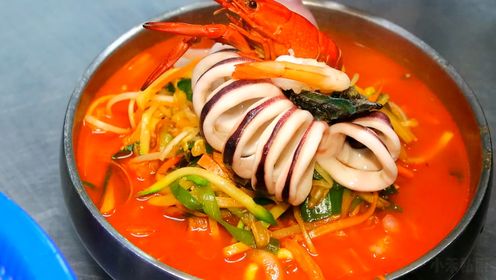 美食之旅：从韩国街头小吃领略海鲜炸酱面的诱人魅力！