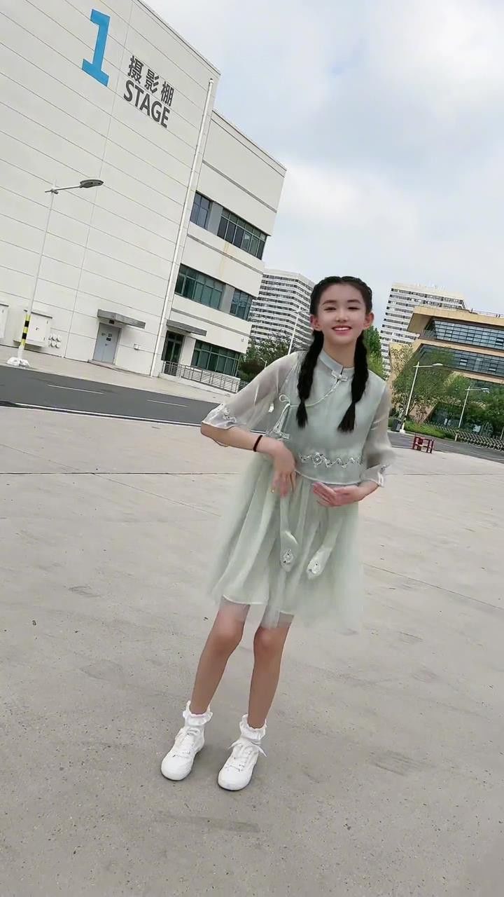 叮叮当当舞 蓝天好美 放松下宋小睿#舞蹈#叮叮当当舞#遇到