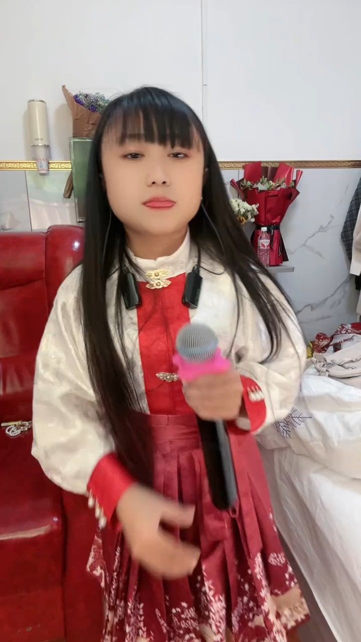 梓琪单身户外歌手