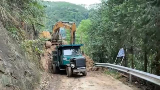 广西贺州:强降雨致山体滑坡道路阻断,紧急抢险中