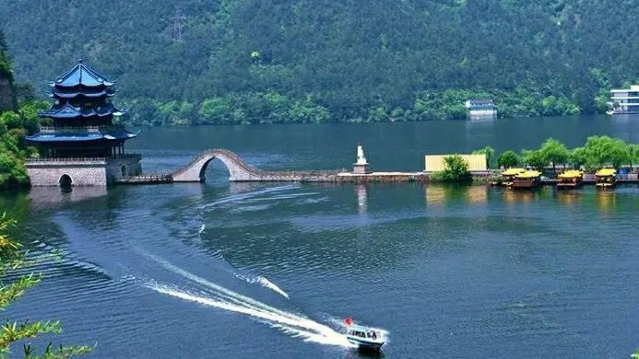 登杭州桐庐严子陵钓台,感受历史的厚重和文化的底蕴,也可以欣赏富春江