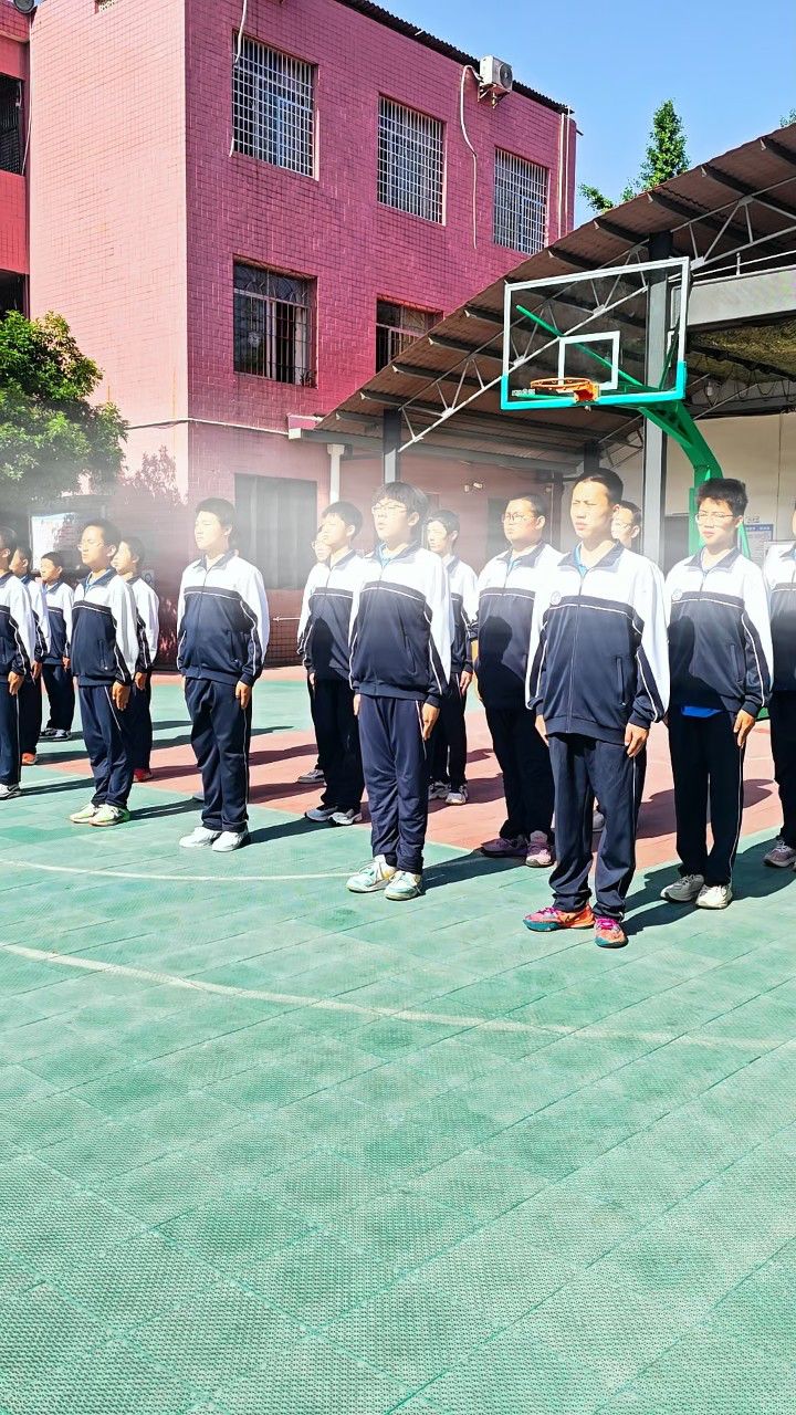 长沙湘越中学:阳光下的军训,同学们挥洒青春汗水 !