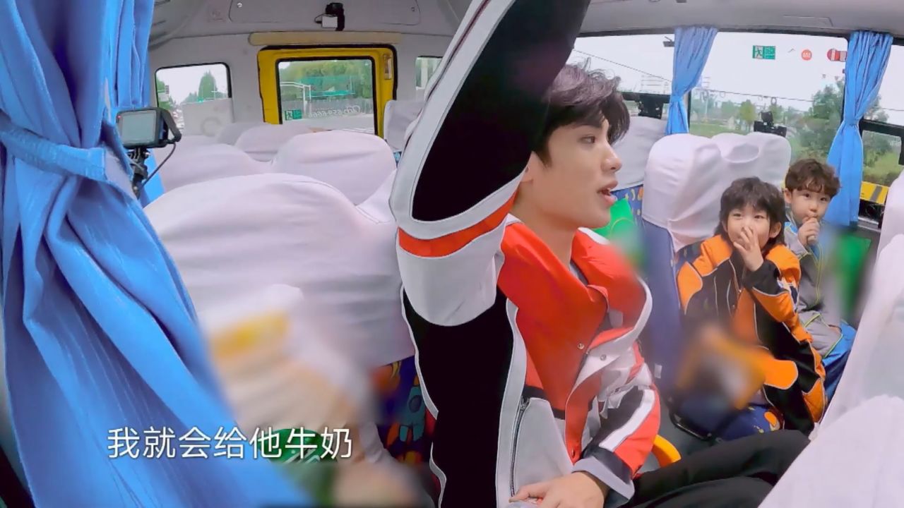 极限挑战:黄明昊组织小孩合唱《孤勇者》,带娃技能又升级!