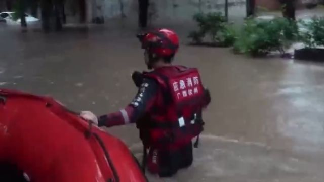 广西多地降雨持续,暴雨致钦州城区积水,消防紧急转移17人