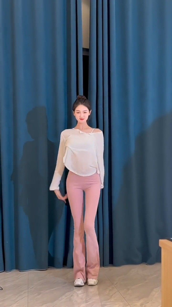 最美好的场景就是遇见你你你你你#大长腿 #一字马 #浅跳一下 #星月