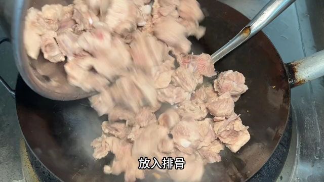 今天二姐教大家做一道排骨米线,自已在家做出饭店味道#云南夏天美食#排骨米线#排骨米线做法#学做菜#红烧排骨