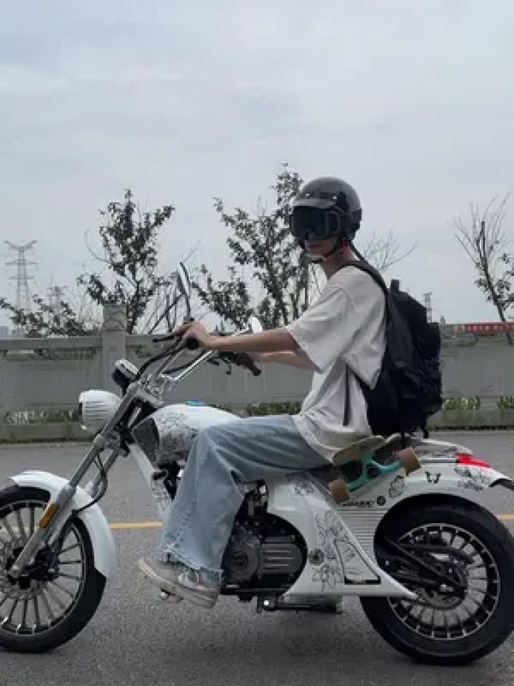 又到了骑车滑板的季节#机车 #长板 #宗申优米