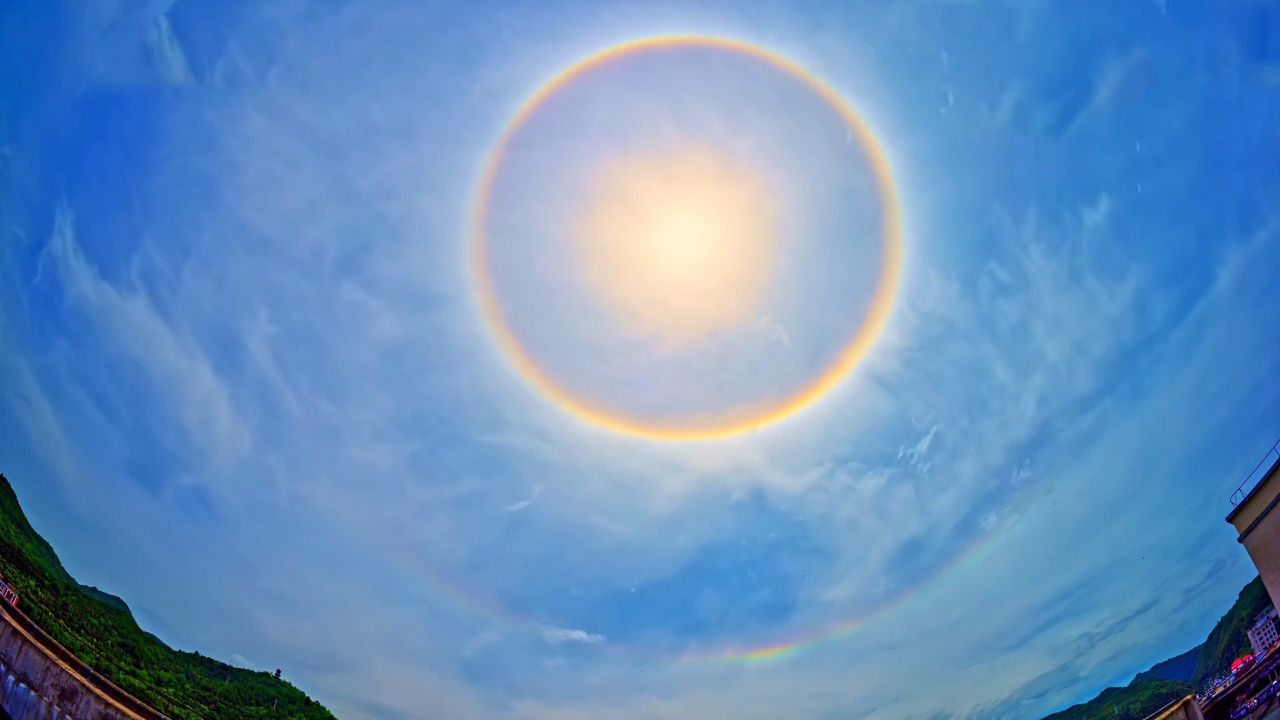 壮美奇观!超大日晕与环地平弧同框,一轮硕大太阳自带七彩圆环