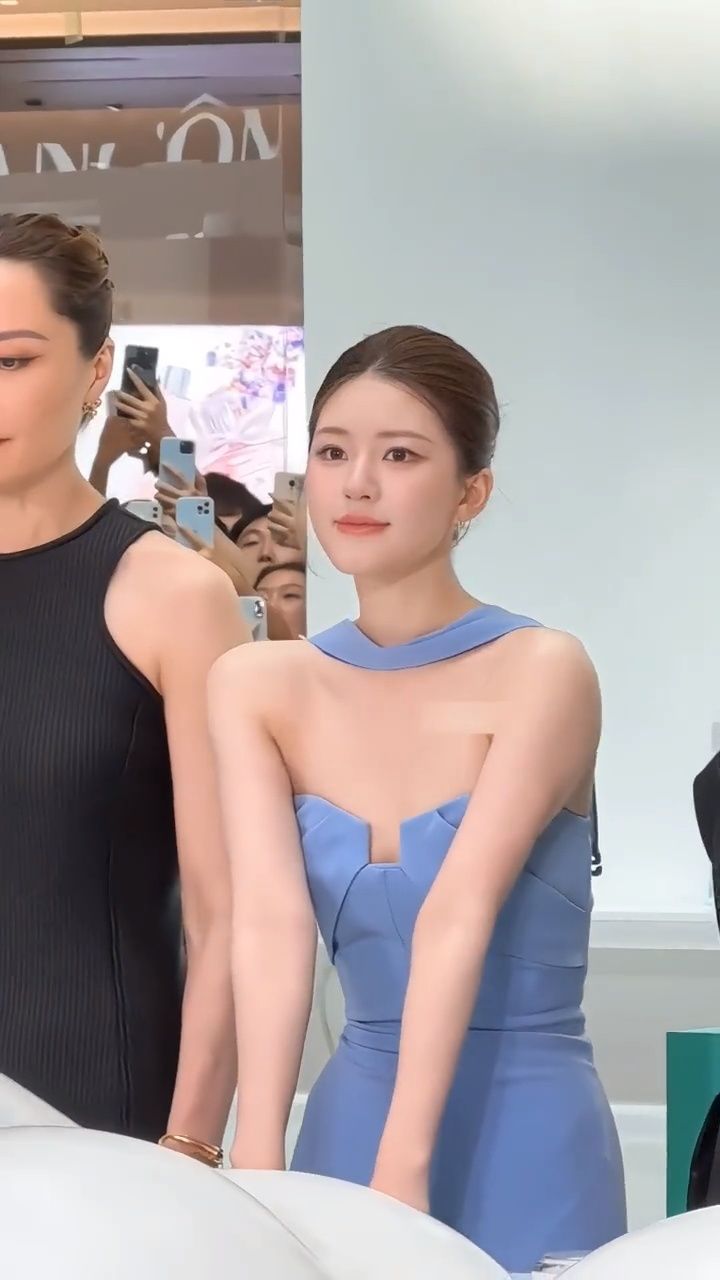 赵露思,1998年11月9日出生于四川省成都市,中国内地女演员.