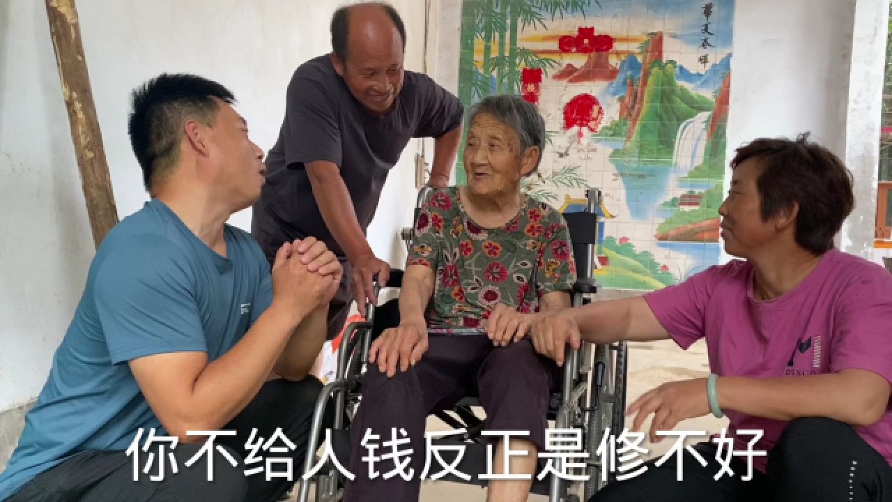 华强跑半个县城买奖品,回家逗姥姥报销修车钱,姥姥反应逗笑大家